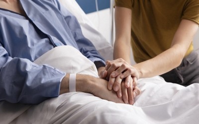 Bolehkah Menjenguk Non-Muslim yang Sedang Sakit?